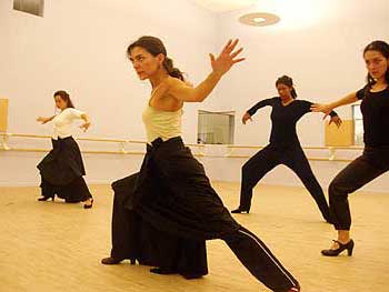 photo of Marta Chico Martin, Anna Menendez, Lisa Scott and Sara Jerez in rehearsal of Bailes Ineditos